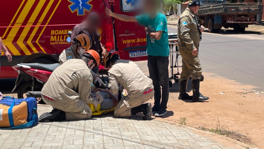 Motociclista fica ferida ap&oacute;s se desequilibrar e cair em cruzamento no interior de MS