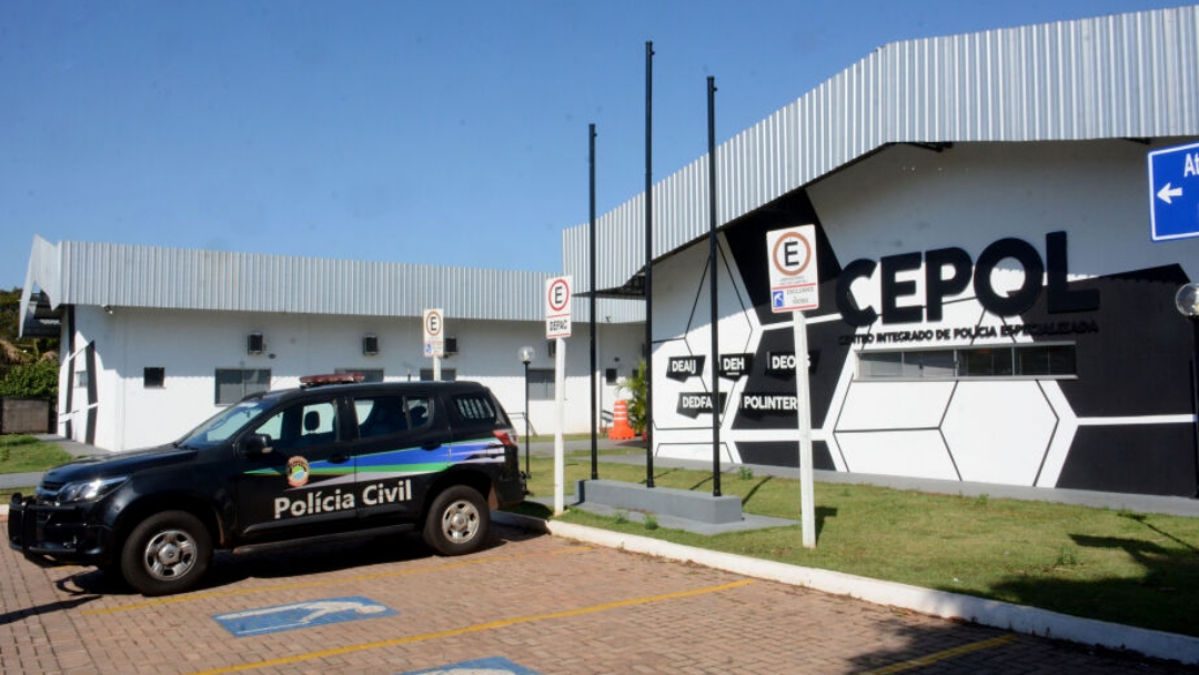 Motociclista colide em meio-fio, cai, é atropelado e morre na Gunter Hans