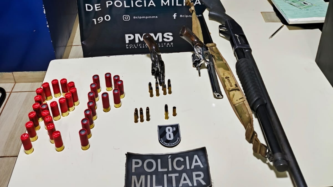 Homem é preso após agredir esposa por causa de som alto da TV