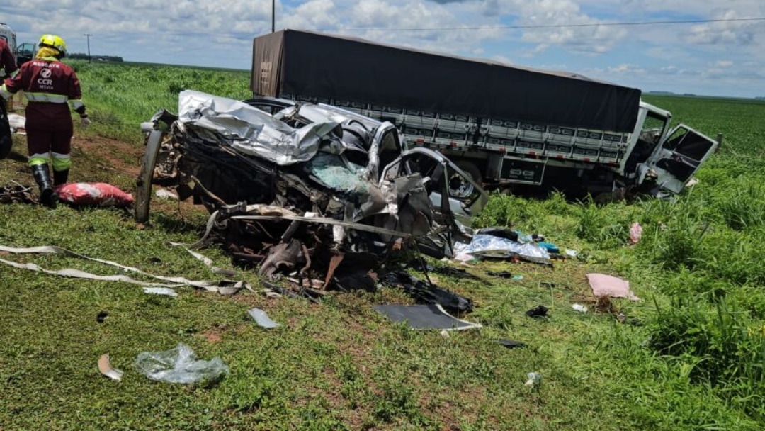 Acidente mata criança, dois adultos e deixa três feridos