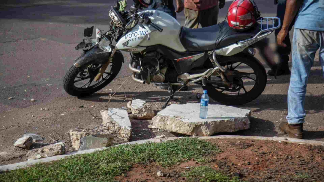 Pedaço de concreto cai de carroceria de caminhão e atinge mototaxista
