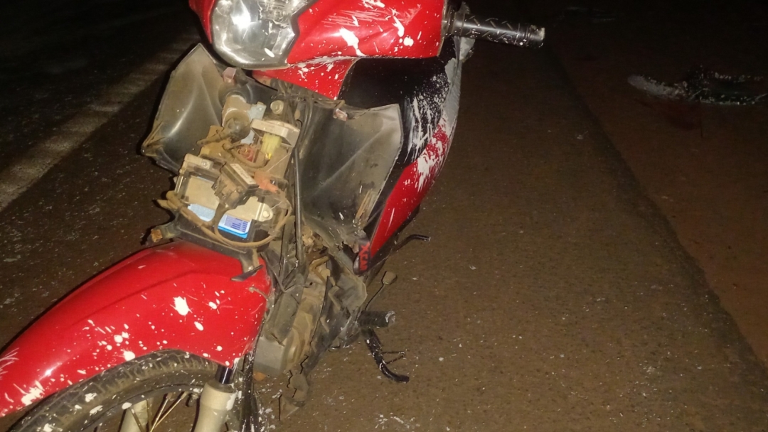 Motociclista é socorrido com traumatismo craniano após acidente com carro