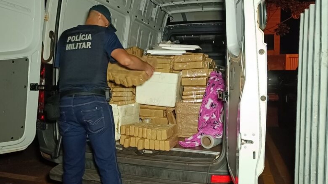 Pol&iacute;cia encontra mais de 1 tonelada de drogas em casa usada como entreposto