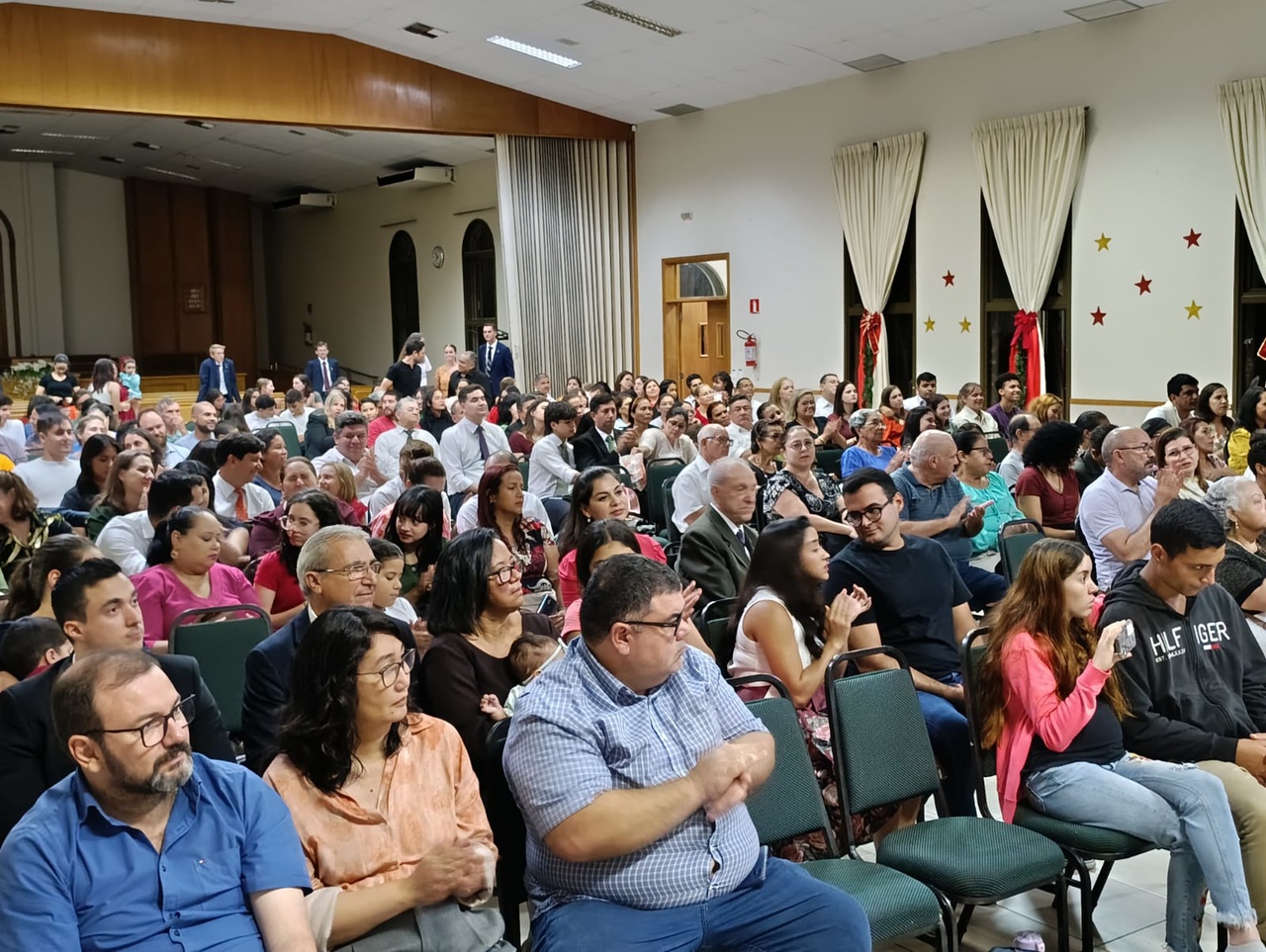 Fam&iacute;lias Celebram a Cantata de  Natal 2024 na igreja de Jesus Cristo