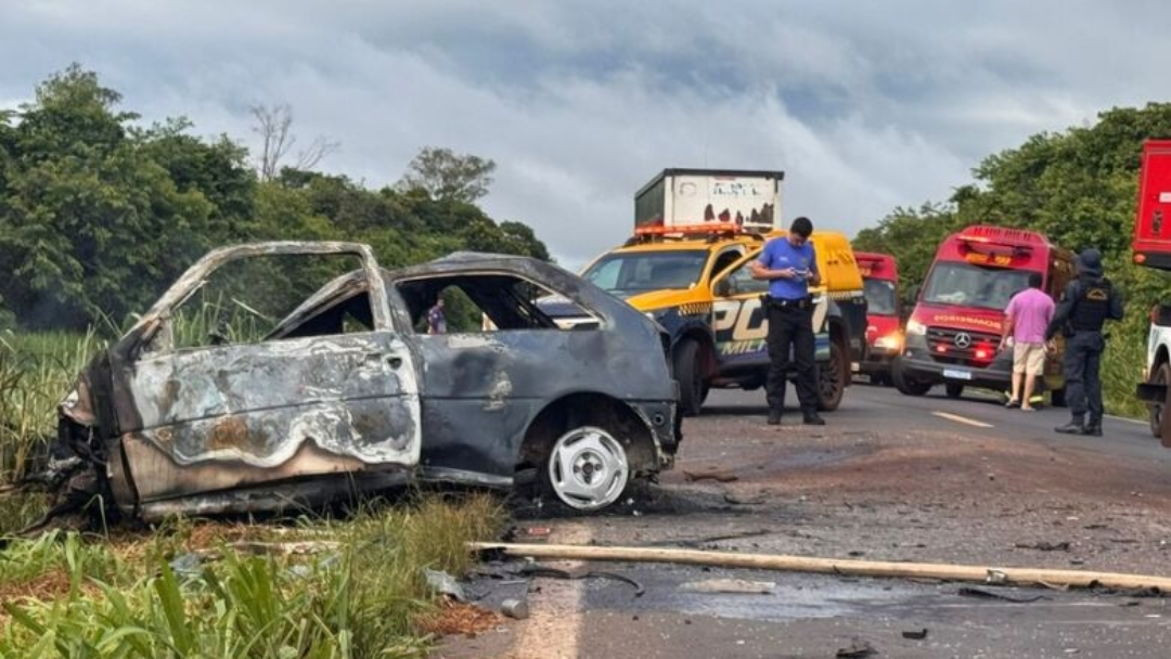 Motorista morre carbonizado ap&oacute;s bater na lateral de carreta