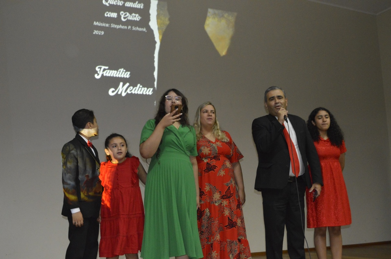 Fam&iacute;lias Celebram a Cantata de  Natal 2024 na igreja de Jesus Cristo