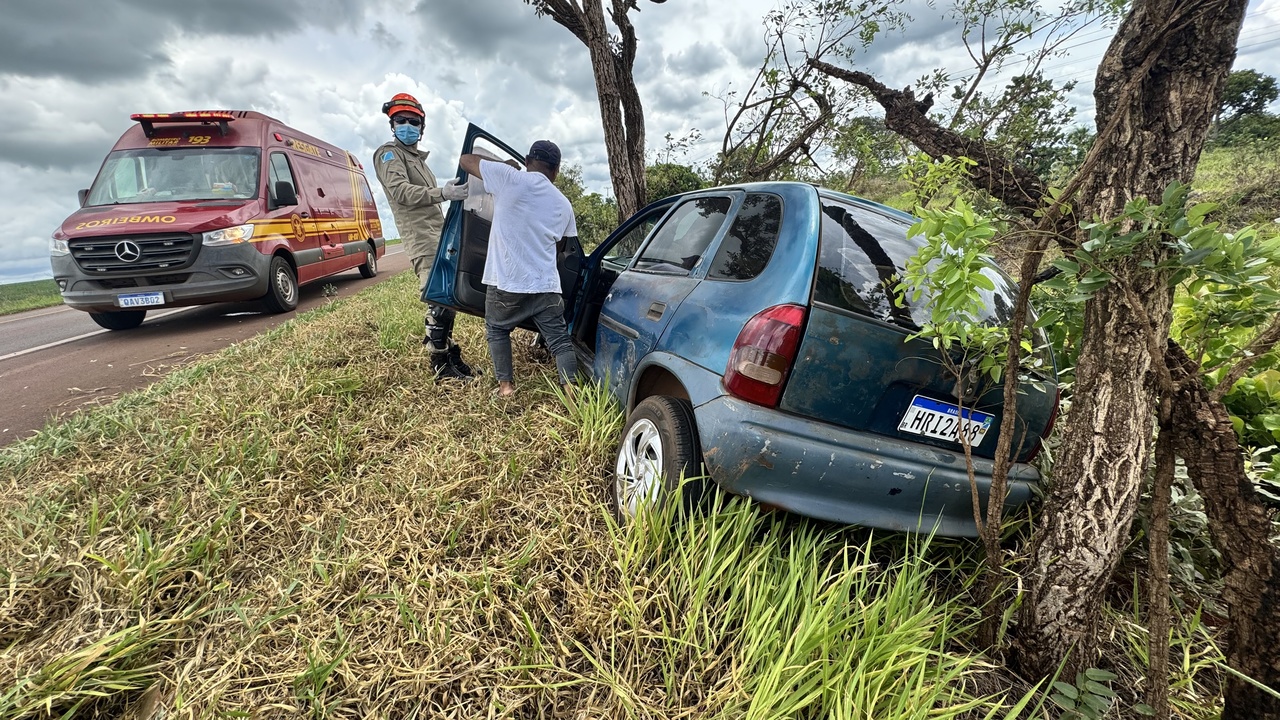 Casal fica ferido em acidente na BR-060 ap&oacute;s ve&iacute;culo colidir com &aacute;rvore