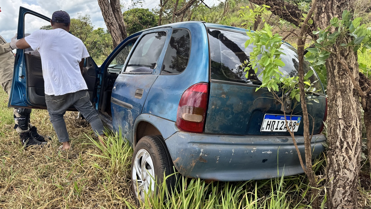 Casal fica ferido em acidente na BR-060 ap&oacute;s ve&iacute;culo colidir com &aacute;rvore