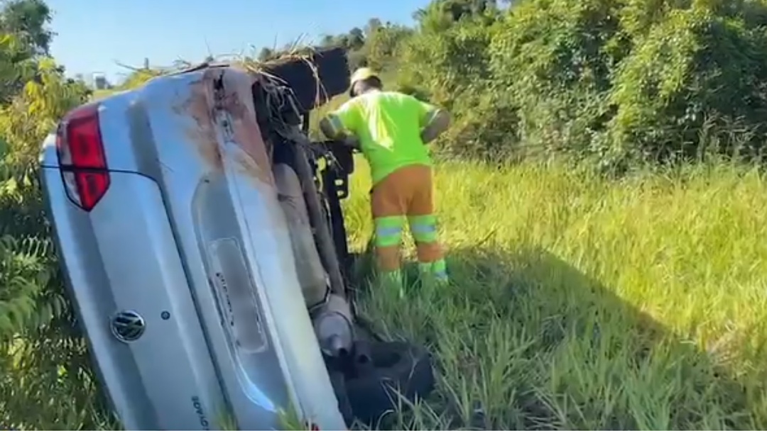 Motorista perde controle, capota v&aacute;rias vezes na BR-163 e dois ficam feridos 