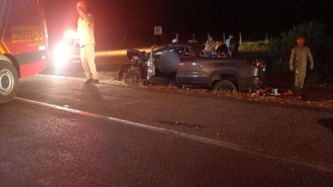 Mulher morre em acidente entre carreta e Fiat Strada 