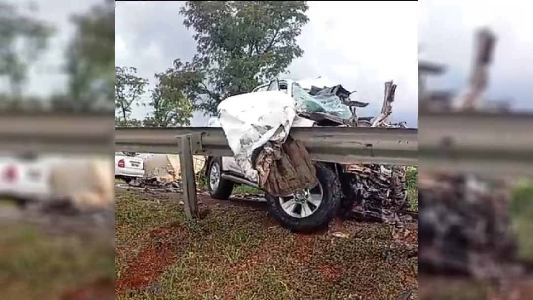 Mulher morre em colis&atilde;o frontal entre caminhonete e caminh&atilde;o na BR-158