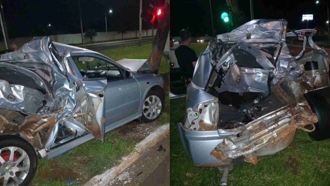 Carro fica destruído após batida com caminhão da Solurb