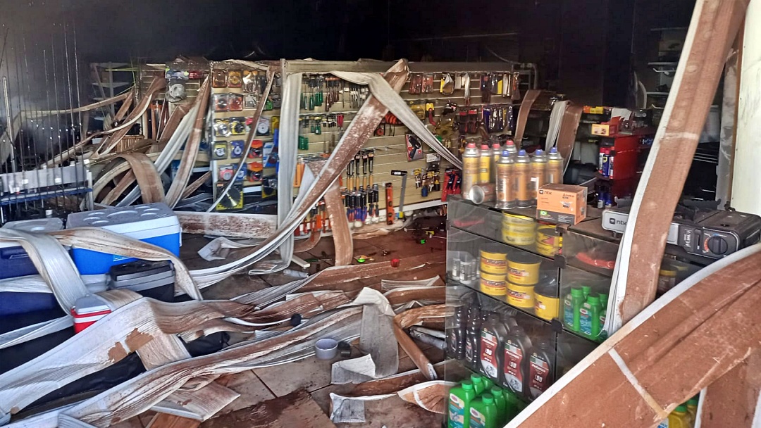 Ladr&otilde;es arrombam e roubam loja de produtos de pesca atingida por inc&ecirc;ndio