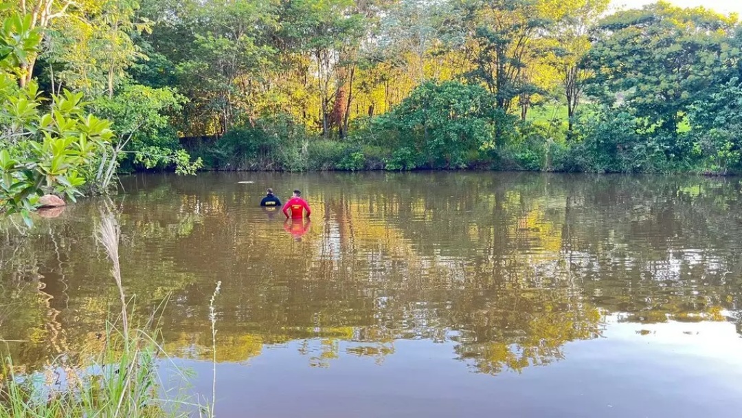 Garoto de 13 anos morre afogado ap&oacute;s mergulhar com duas colegas em lago