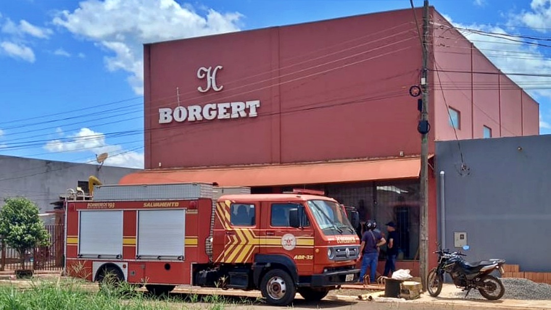 Ladr&otilde;es arrombam e roubam loja de produtos de pesca atingida por inc&ecirc;ndio