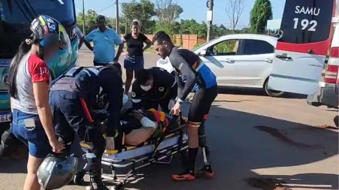 Batida entre moto e &ocirc;nibus deixa motociclista ferido e com dores em Tr&ecirc;s Lagoas