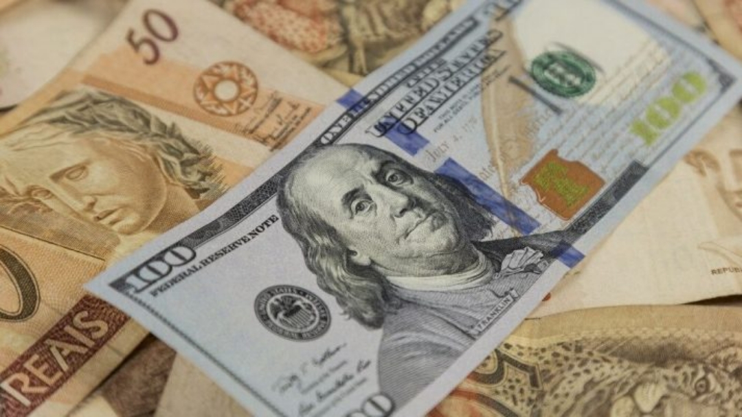 D&oacute;lar cai abaixo de R$ 6,10 com dados de emprego nos EUA e infla&ccedil;&atilde;o no Brasil em foco