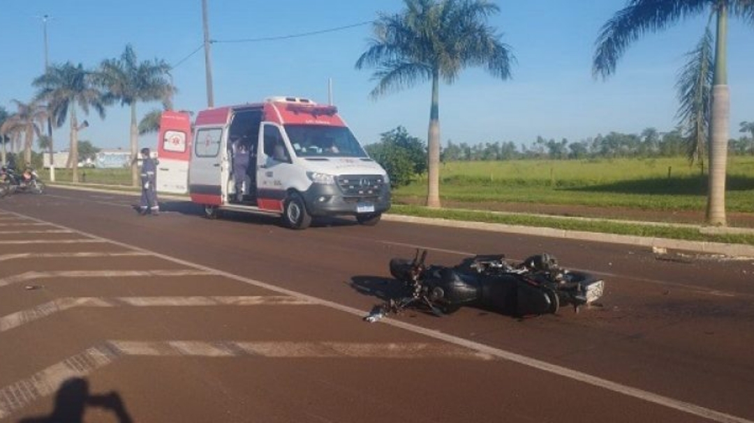 Motociclista tem perna esmagada ao colidir na lateral de &ocirc;nibus em avenida de Dourados