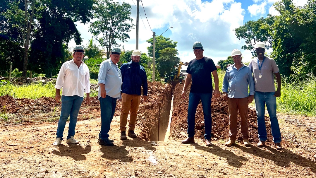 Prefeito Rodrigo Basso visita marco zero da segunda etapa da implanta&ccedil;&atilde;o da rede de esgoto em sidrol&acirc;ndia