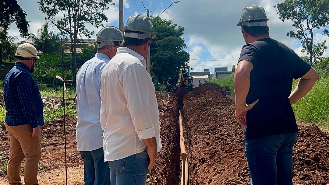 Prefeito Rodrigo Basso visita marco zero da segunda etapa da implanta&ccedil;&atilde;o da rede de esgoto em sidrol&acirc;ndia