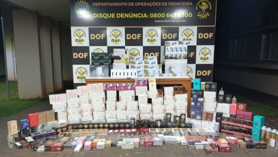 Pol&iacute;cia apreende carro com R$ 97 mil em contrabando