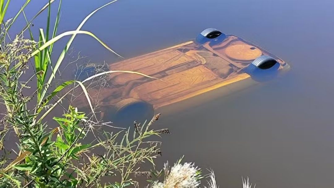 Fam&iacute;lia morre ap&oacute;s carro capotar em lago de Mato Grosso do Sul