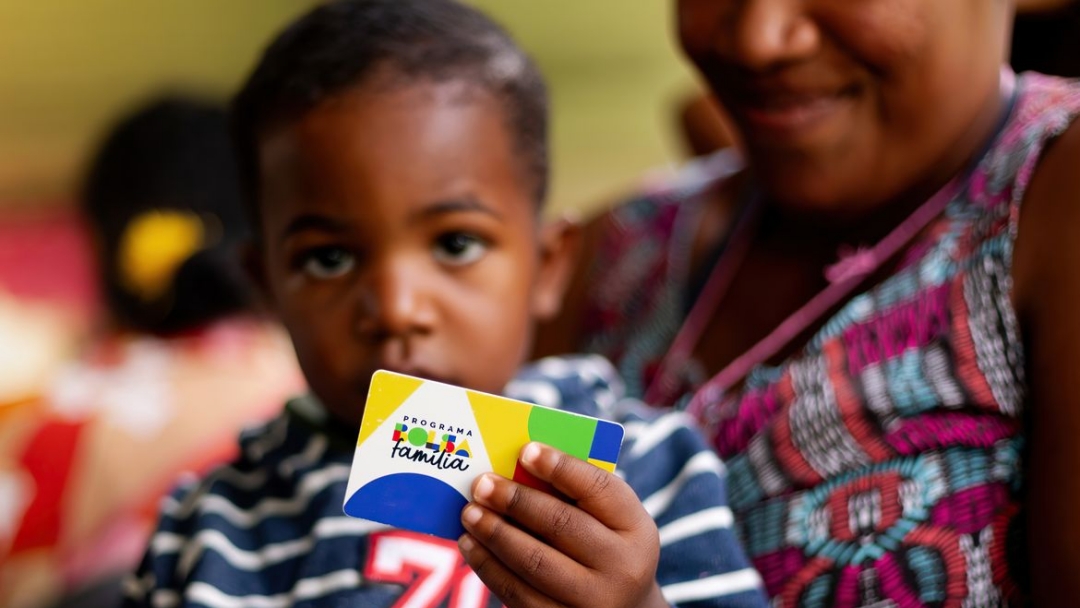 Caixa paga Bolsa Fam&iacute;lia a benefici&aacute;rios com NIS de final 4