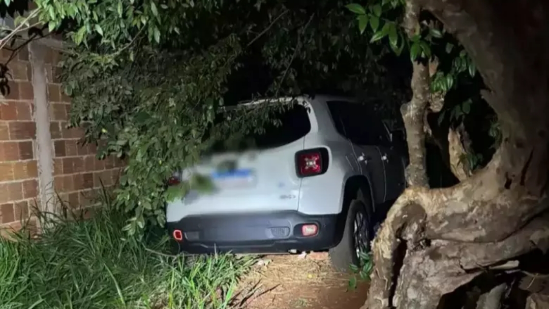 Homem &eacute; morto ap&oacute;s fugir com ve&iacute;culo roubado e trocar tiros com a pol&iacute;cia