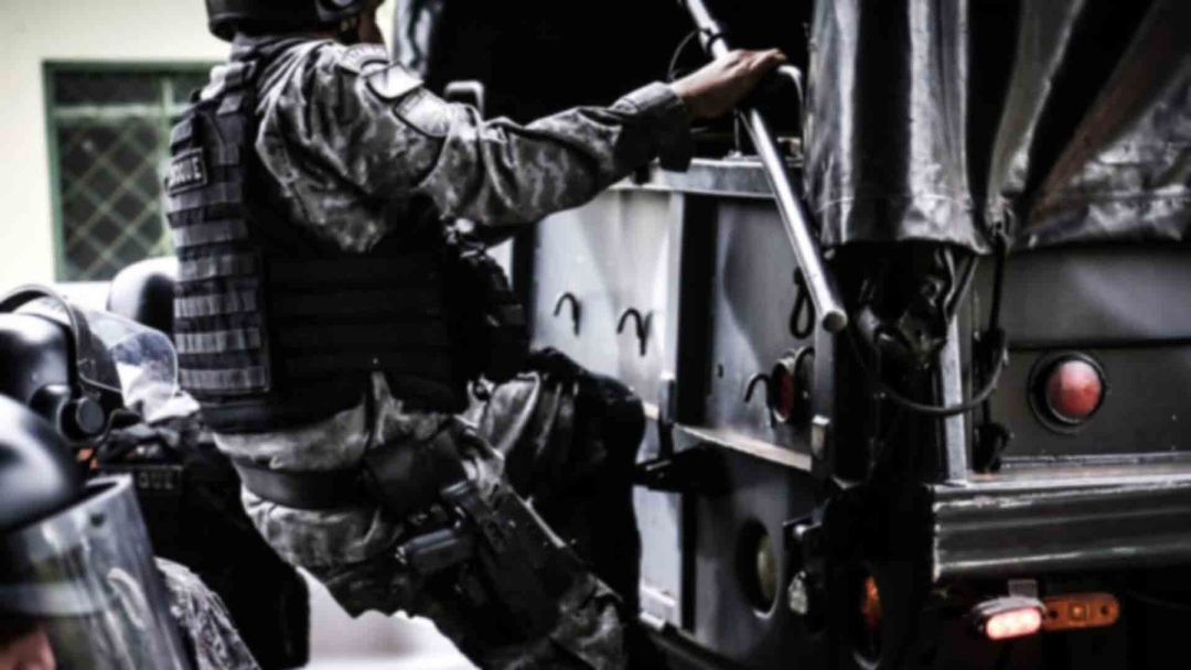 Dupla &eacute; flagrada atirando em frente a conveni&ecirc;ncia, tenta fugir, mas acaba presa em Campo Grande