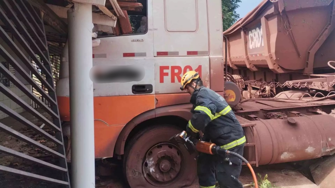 Motorista perde controle e caminh&atilde;o invade casa &agrave; beira da BR-262 