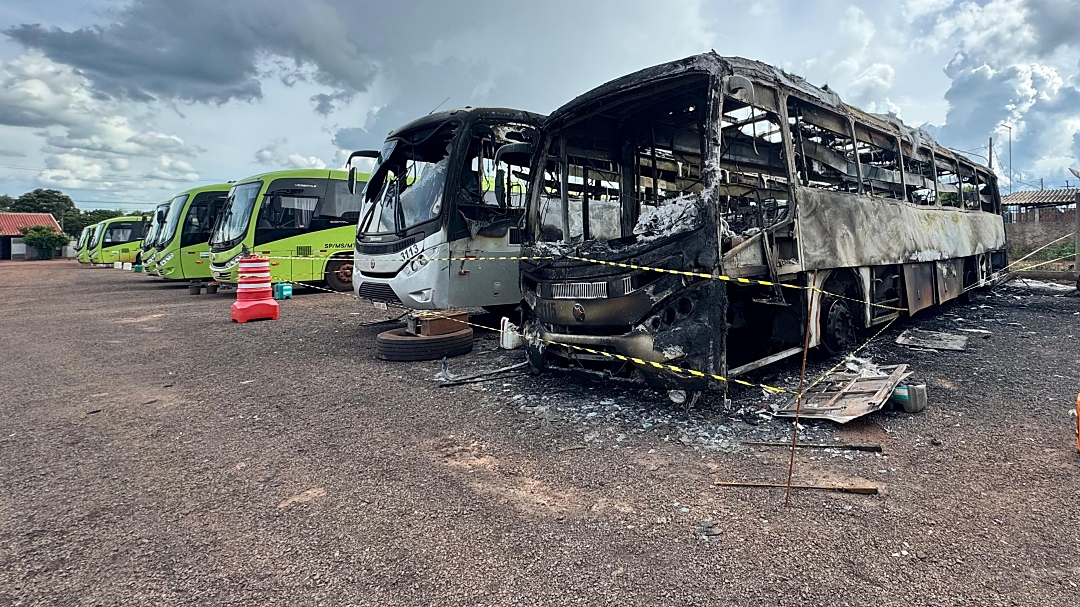 Empresa teve prejuízo de R$ 1,3 milhão e motorista evitou que incêndio destruísse 22 ônibus da Gold