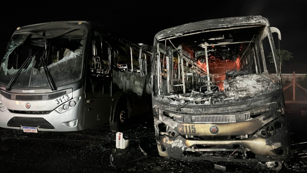 Incêndio na garagem da Gold Transporte destrói 2 ônibus