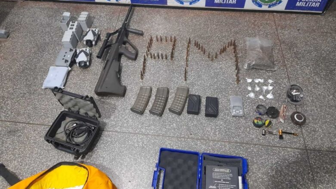 Den&uacute;ncia de maus-tratos leva pol&iacute;cia a fuzil, drogas e drones