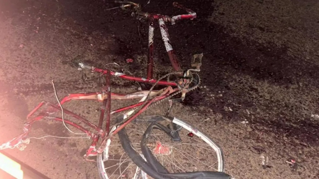 Ciclista morre ap&oacute;s ser atropelado por carreta carregada de frango na BR-163