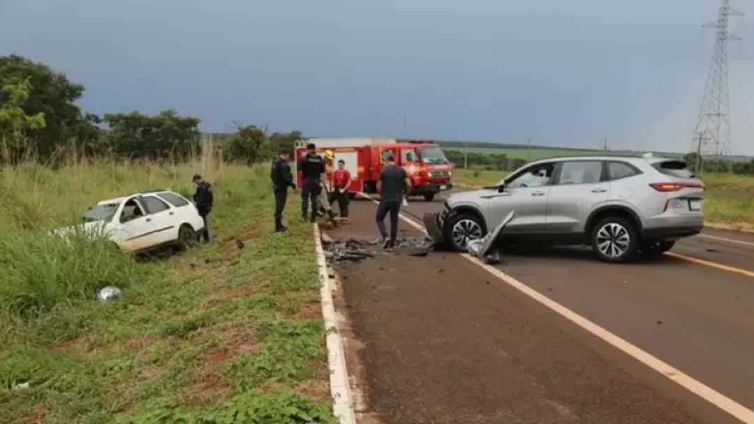 Tr&ecirc;s morrem e quatro ficam feridos ap&oacute;s colis&atilde;o frontal em rodovia de MS