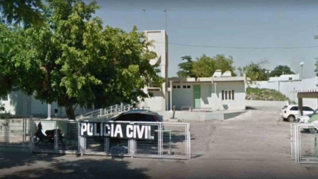 Homem &eacute; encontrado morto na varanda de casa ap&oacute;s vizinhos ouvirem tiros 