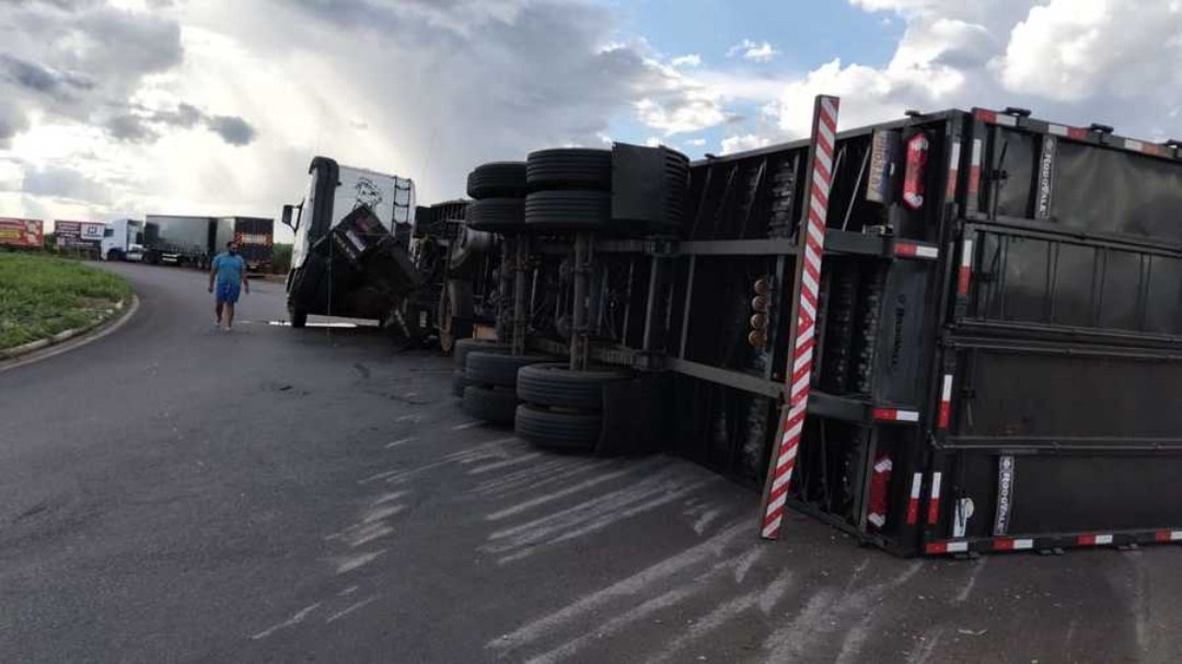 Carreta carregada de madeira tomba em trevo de Anauril&acirc;ndia