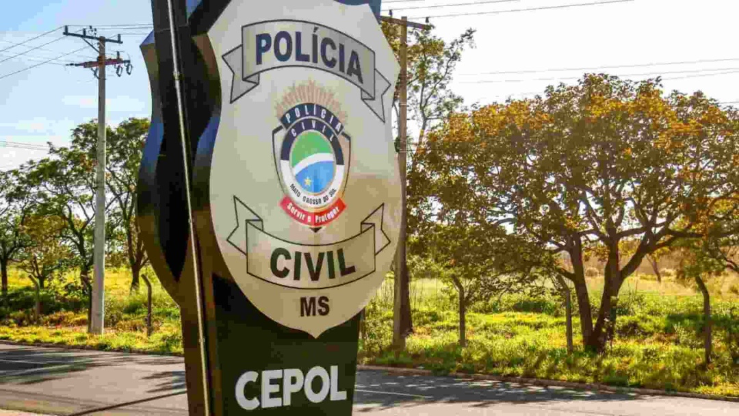 Homem &eacute; encontrado ensanguentado ap&oacute;s ser esfaqueado por grupo