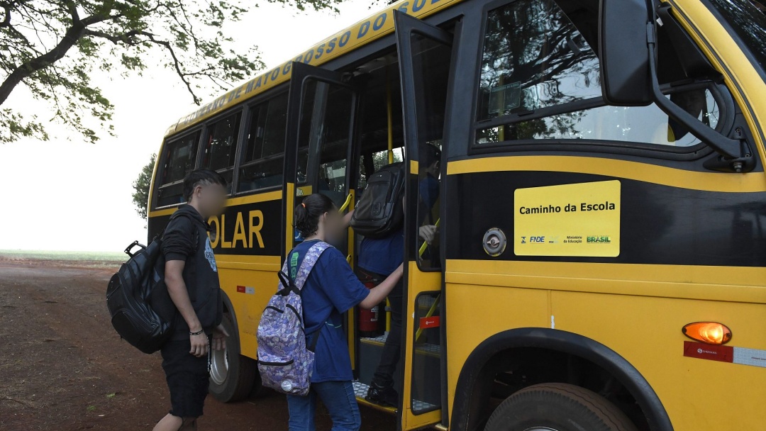 Sem &ocirc;nibus das terceirizadas, muitos alunos da zona rural faltam no 1â° dia de aula