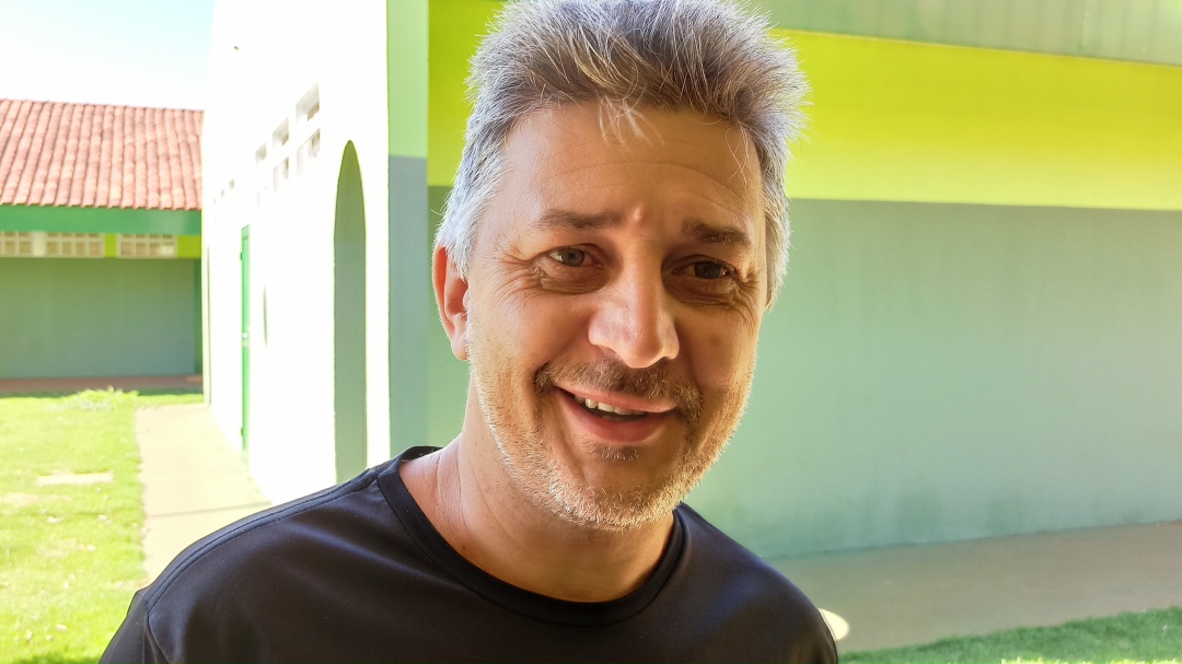 Secretário anuncia eleição para diretor e equiparação salarial em 2026 de contratados e efetivos