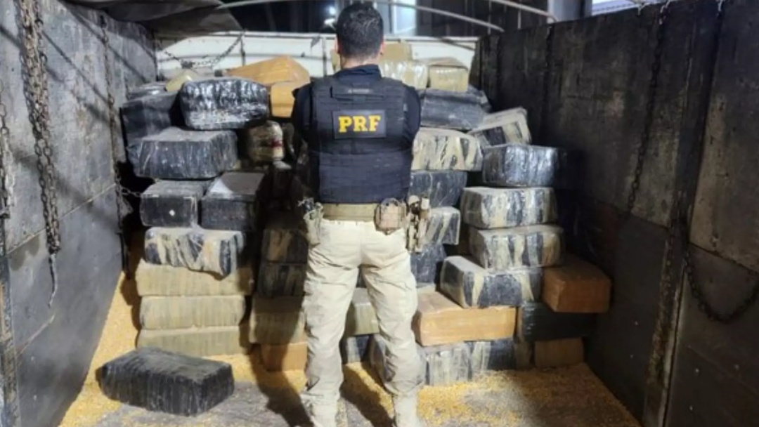 Casal &eacute; preso transportando 3,3 toneladas de maconha em carga de milho na BR-163
