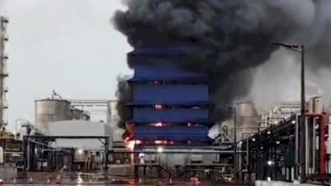 Inc&ecirc;ndio atinge refinaria de &oacute;leo em Dourados 