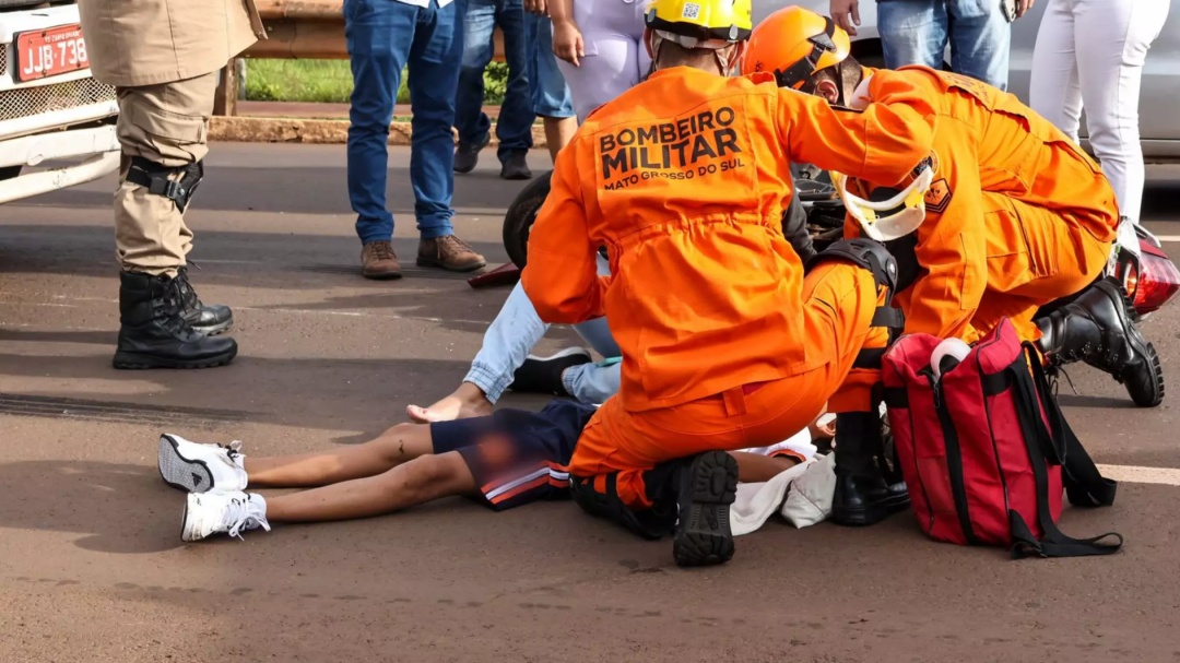 M&atilde;e e crian&ccedil;a v&atilde;o parar embaixo de caminh&atilde;o ap&oacute;s moto bater em carro na Duque de Caxias 