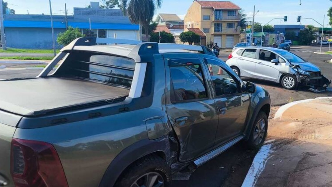 Forte batida quase termina em capotamento na Av. F&aacute;bio Zahran 