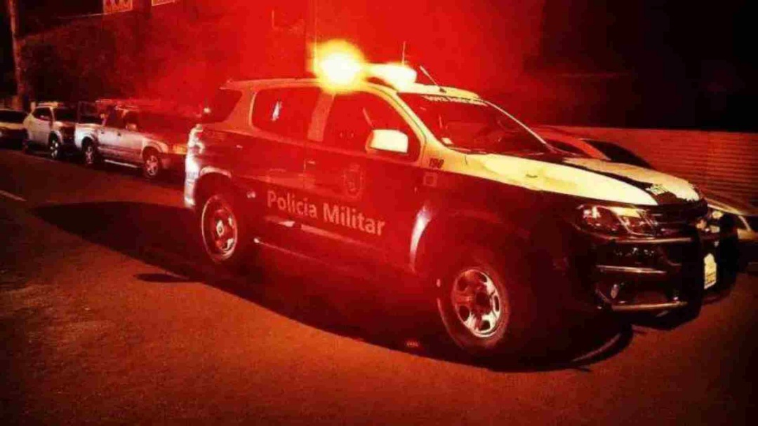 PM &eacute; cercada e solta granadas para conter agressor de mulher 