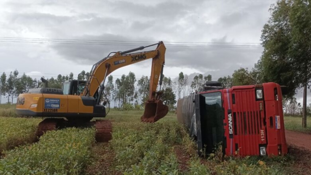Caminh&atilde;o tomba e pol&iacute;cia apreende carga de cigarros que era saqueada por populares