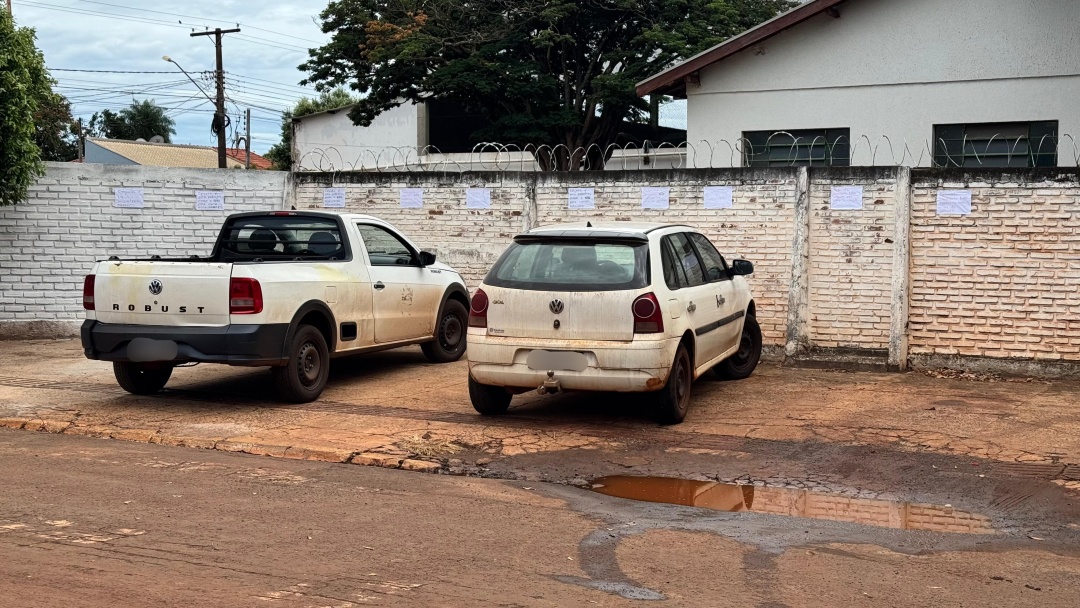 Motoristas ignoram cartazes e continuam usando calçada de escola como estacionamento