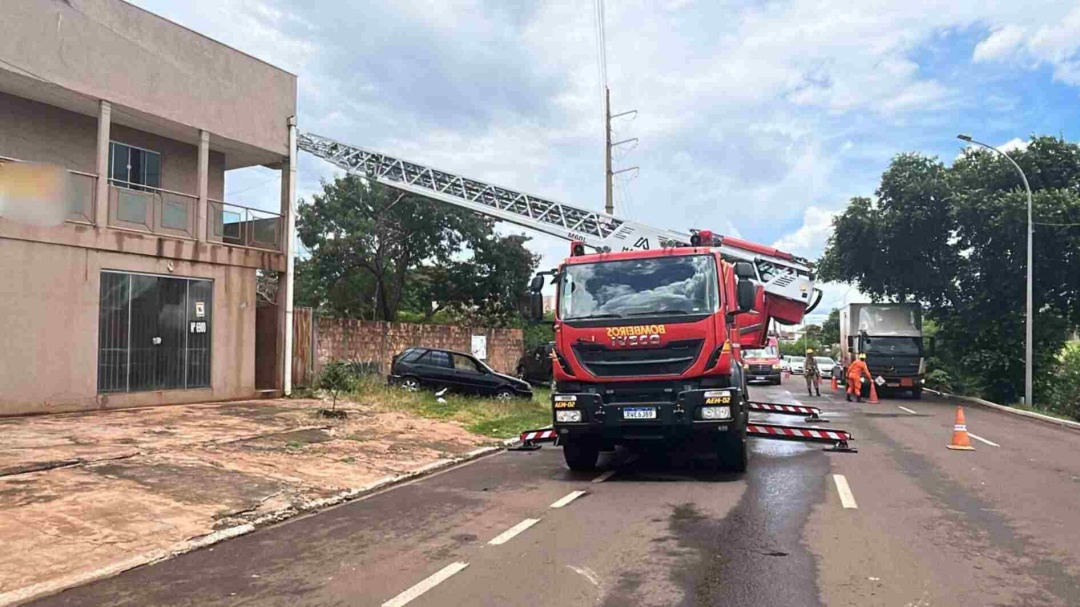 Trabalhador &eacute; socorrido com aux&iacute;lio de escada Magirus ap&oacute;s convuls&atilde;o durante conserto em telhado