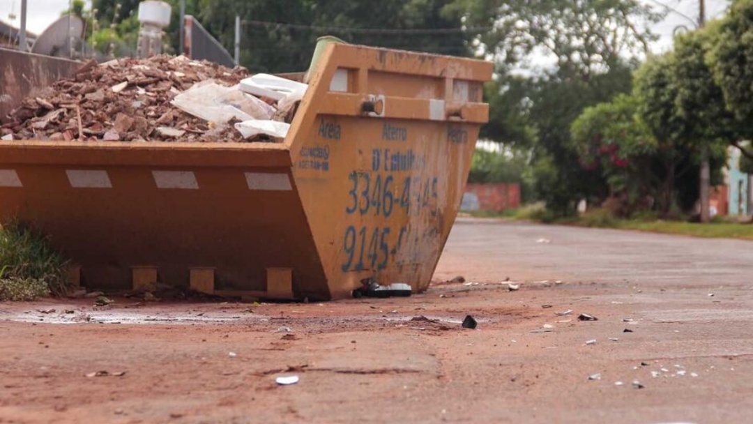 Motociclista morre e garupa fica ferida ap&oacute;s bater em ca&ccedil;amba no Universit&aacute;rio