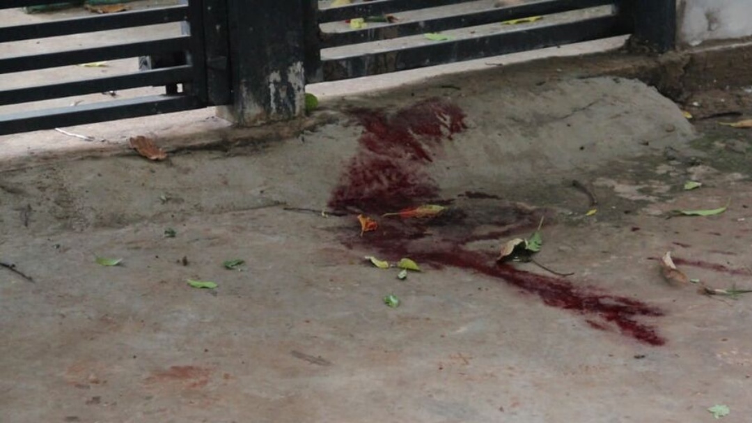 Homem &eacute; esfaqueado por desafeto na porta de casa 